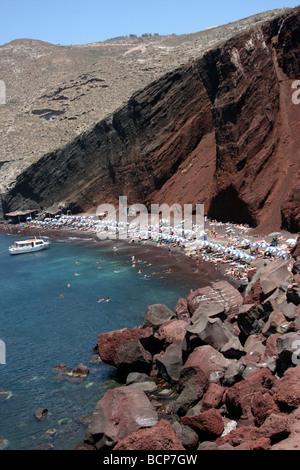 La Spiaggia Rossa vicino ad Akrotiri antica nell'isola greca di Santorini formata da Vulcani e terremoti oltre un milione di anni fa. Foto Stock