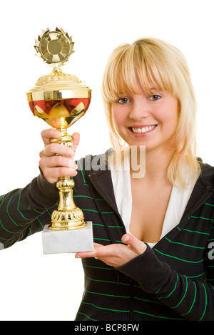 Junge Frau in Sportkleidung lachend hält einen Pokal Foto Stock