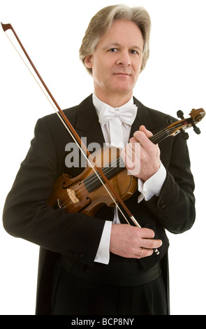Eleganter Mann im Frack mit Fliege posiert mit violin und Bogen Foto Stock