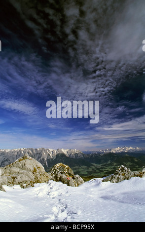 Vista dal massiccio hochkoenig alla montagna tennen sulla sinistra e dachstein sulla destra austria Foto Stock
