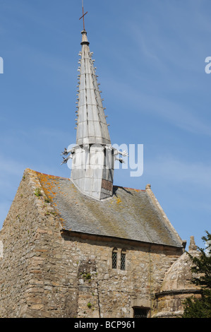 La chiesa a Plougrescant in Bretagna Foto Stock