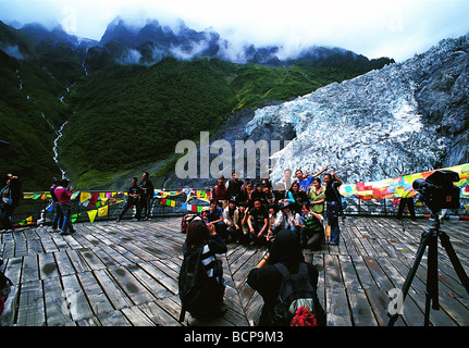 I turisti di prendere foto di fronte del ghiacciaio Mingyong, Meili Snow Mountain, Shangri-la, DiQing tibetano prefettura autonoma, Foto Stock