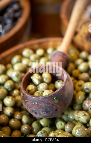 Marinata di olive verdi, in un barile per la vendita su un mercato Foto Stock
