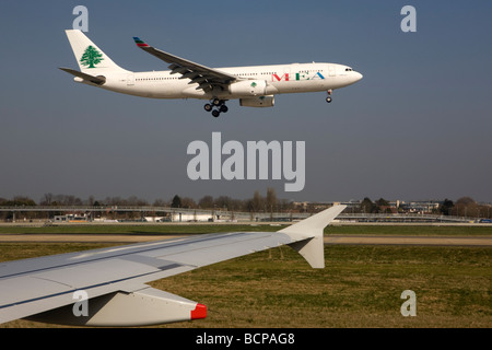 Medio Oriente Airlines aereo decolla dall'aeroporto di Londra Heathrow Foto Stock