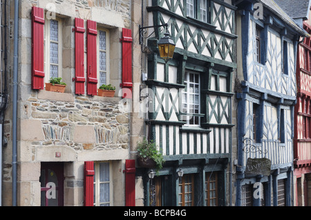 Metà di vecchi edifici con travi di legno in Treguier in Bretagna Foto Stock