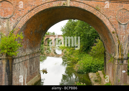 Mattone arcuata di ponti ferroviari sul Fiume Mole Leatherhead Surrey in Inghilterra Foto Stock