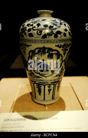 Blu e bianco porcellana vaso Meiping dalla Dinastia Yuan, Museo di capitale a Pechino, Cina Foto Stock