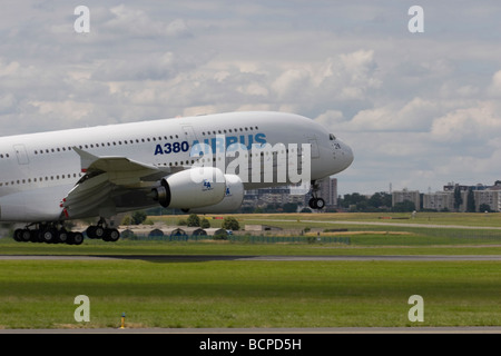 L'Airbus A380, il più grande del mondo di jet del passeggero di atterraggio o di decollo al Paris Airshow di Foto Stock