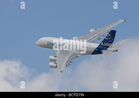 L'Airbus A380, il più grande del mondo di jet del passeggero al Paris Airshow di Foto Stock