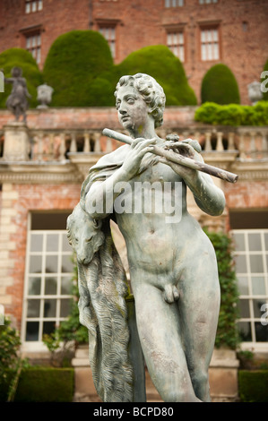 Una delle statue di piombo nella motivazione della Powis Castle welshpool Powys Wales UK Foto Stock