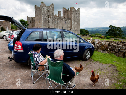 Fare picnic al castello di Bolton Wensleydale North Yorkshire Foto Stock