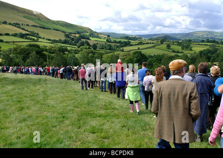 Coda di persone in attraente paesaggio Gallese Foto Stock