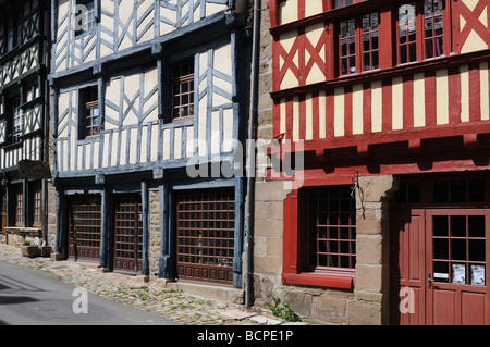 Metà di vecchi edifici con travi di legno in Treguier in Bretagna Foto Stock