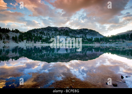 Sunrise riflessa nel lago di Helen Parco nazionale vulcanico di Lassen California Foto Stock