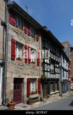 Metà di vecchi edifici con travi di legno in Treguier in Bretagna Foto Stock