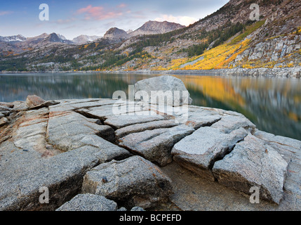 La sponda meridionale del lago con fall aspens colorati e split di roccia di granito di Inyo National Forest Eastern Sierras California Foto Stock