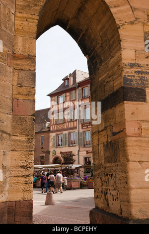 Place de la Cathedrale Colmar Haut-Rhin Alsace Francia Europa vista attraverso arco in pietra nella piazza della città Foto Stock