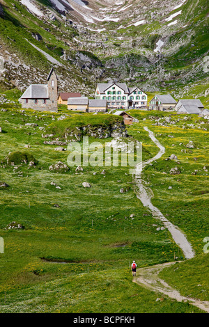 Escursionista maschio avvicinando Meglisalp svizzera Foto Stock