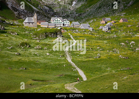 Escursionista maschio sul modo per Meglisalp svizzera Foto Stock