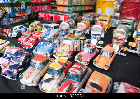 Automobili giocattolo realizzato da le lattine in alluminio in vendita su un mercato in stallo Foto Stock