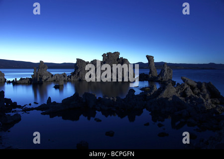 Tufo surreale formazioni rocciose nel lago Mono Califonia Foto Stock