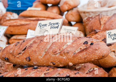 Noci e nocciole e uva passa il pane in vendita a Amsterdam Foto Stock