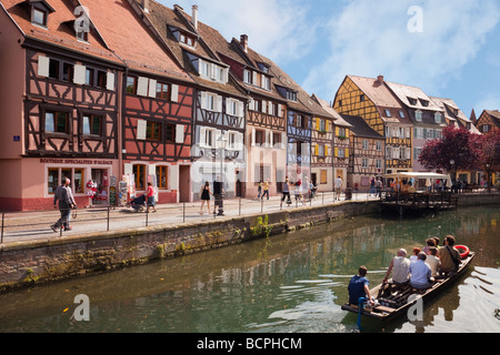 I turisti in una gita turistica su un canale nel centro storico. Rue de la Poissonnerie "Piccola Venezia" Colmar Haut-Rhin Alsace Francia Foto Stock