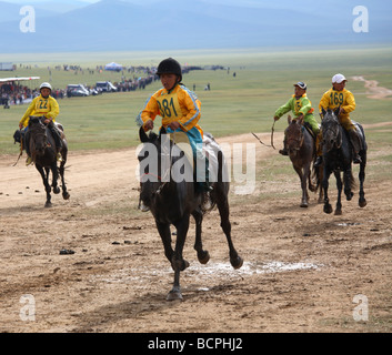 Horse Racing al Naadam festival, Ulaanbaatar, in Mongolia Foto Stock