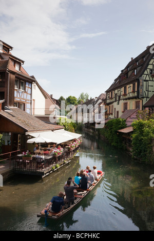 La piccola Venezia Colmar Haut-Rhin Alsace Francia banca Canale di Beagle ristorante e turisti sul canal boat tour panoramico della città vecchia Foto Stock