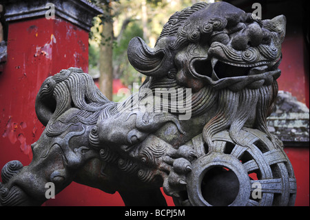 Squisitamente intagliati nella pietra lion giocare palla in Gushan Yongquan tempio, Fuzhou, provincia del Fujian, Cina Foto Stock