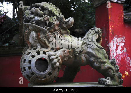 Squisitamente intagliati nella pietra lion giocare palla in Gushan Yongquan tempio, Fuzhou, provincia del Fujian, Cina Foto Stock