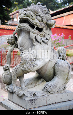 Squisitamente intagliati nella pietra lion giocare palla in Gushan Yongquan tempio, Fuzhou, provincia del Fujian, Cina Foto Stock