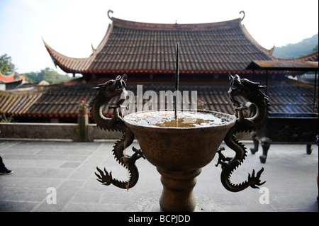 Tetto di tegole di Mahavira Palace e porta candele, Gushan Yongquan tempio, Fuzhou, provincia del Fujian, Cina Foto Stock