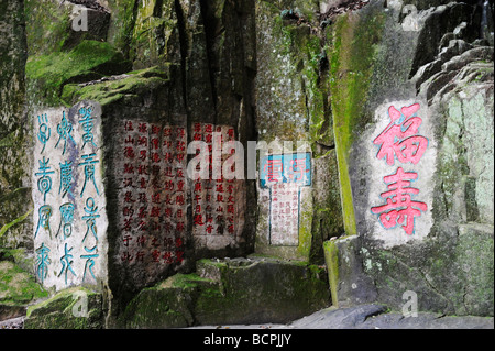 La calligrafia della pietra che intaglia nel Gushan Yongquan tempio, Fuzhou, provincia del Fujian, Cina Foto Stock