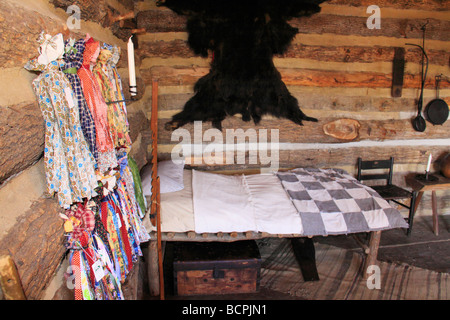 Interno del log cabin presso Old Fort Harrod stato parco Harrodsburg Kentucky Foto Stock