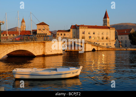 Il municipio e il ponte nella città vecchia di Trogir sulla costa dalmata della Croazia Foto Stock
