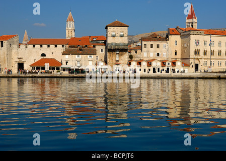 Riva del lungomare di Trogir sulla costa dalmata della Croazia Foto Stock