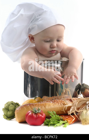 Carino Chubby Baby Chef in una pentola di cottura guardando giù immagine è Soft Foto Stock