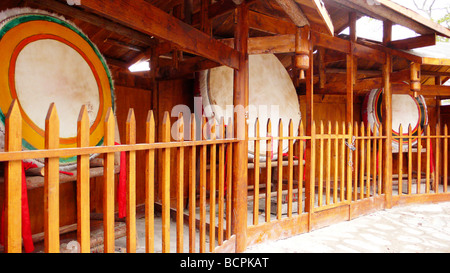 Grandi fusti utilizzati nel rituale religioso per gettare via gli spiriti malvagi, Luobozhai Village, la contea di Wenchuan, Aba Tibetan-Qiang Foto Stock