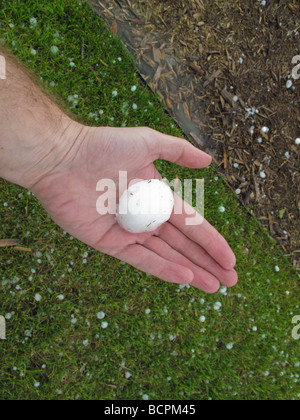 Grandi pietre di grandine tenuto in mano. Foto Stock