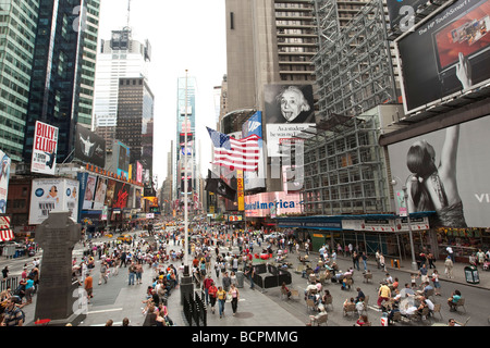 Persone persone a piedi intorno alla zona pedonale parzialmente Times Square a New York STATI UNITI D'AMERICA 31 Maggio 2009 Foto Stock