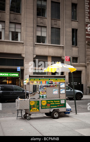 Vuoto hot dog carrello venditore in una strada di New York USA Maggio 2009 Foto Stock