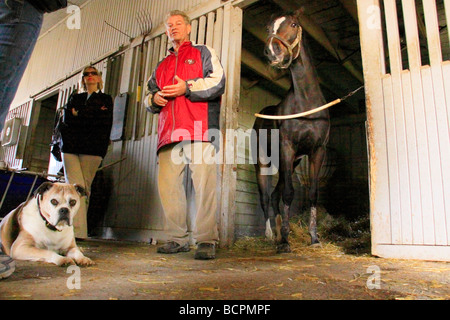 Il proprietario del cavallo trainer colloqui con i turisti in quanto il suo cane guarda sul centro di purosangue Lexington Kentucky Foto Stock