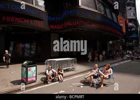 Persone sedersi sui pianali sedie su un pedone parzialmente Times Square a New York STATI UNITI D'AMERICA 31 Maggio 2009 Foto Stock