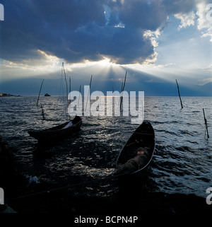 Barche da Pesca sul Lago Erhai, Dali, nella provincia dello Yunnan in Cina Foto Stock