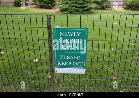 Un segno su una ringhiera legge appena seminati prato si prega di tenere fuori di Central Park a New York STATI UNITI D'AMERICA 31 Maggio 2009 Foto Stock