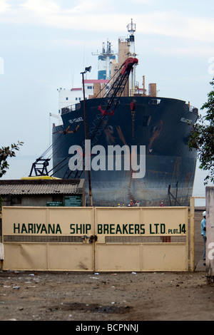 Smantellamento delle navi Alang Sosiya cantiere riciclaggio Gujarat Golfo di Kambhat India Foto Stock