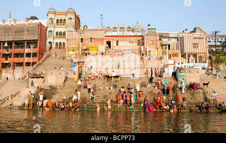 Locali persone indù di eseguire la puja cerimonia al Dasaswamedh Ghat Varanasi India Foto Stock