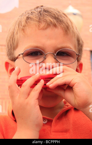 Ragazzo gioca Harmonica foglia e Festival di stringa Galax Virginia Foto Stock