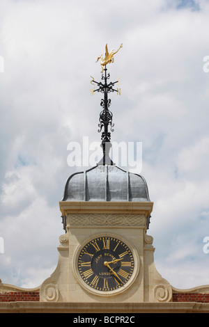 Storica torre dell'orologio il museo Henry Ford Dearborn Michigan negli Stati Uniti angolo basso dal basso Stati Uniti d'America verticale ad alta risoluzione Foto Stock